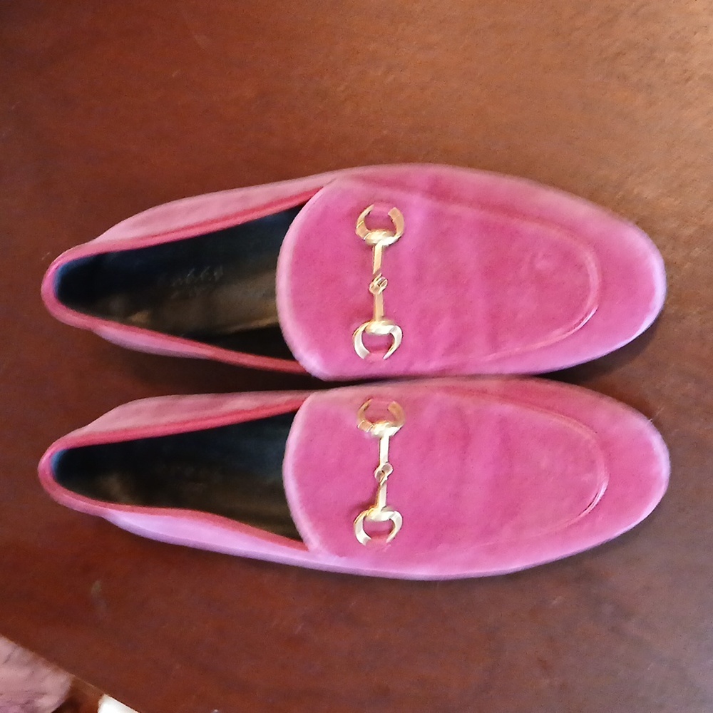 Hot pink velvet Gucci loafers. Size 39.